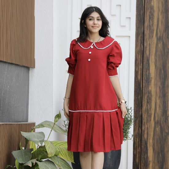 صورة فستان بناتي أحمر مرصع باللؤلؤ وكشكشة سفلية | ألوان (أحمر، عودي، ليموني) - 1174